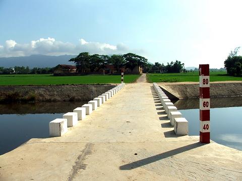 Cầu bê tông bắt qua Sông tiêu TX1 thôn Lạc Điền xây dựng hoàn thành đưa vào sử dụng năm 2010 từ nguồn vốn bãi ngang của Chính phủ.