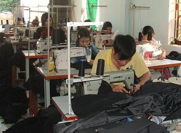 Lao động làm nghề may mặc gia công một số cơ sở may huyện Tuy Phước