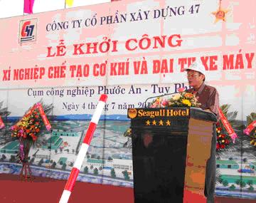 Ông Nguyễn Đình Huệ, Tỉnh ủy viên, Phó Bí thư Huyện ủy, Chủ tịch UBND huyện Tuy Phước phát biểu tại buổi lễ