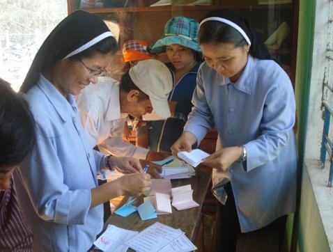 Các Tu sĩ Tu viện Dòng Mến Thánh Giá Gò thị Xuân Phương đang bỏ phiếu thực hiện quyền và nghĩa vụ công dân trong ngày bầu cử
