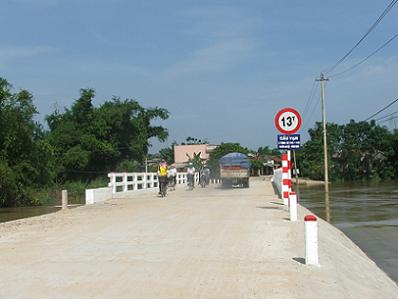 Cầu Vạn trên Tỉnh lộ 636B thuộc xã Phước Hòa vừa xây dựng hoàn thành  đưa vào sử dụng tháng 10.2010 
