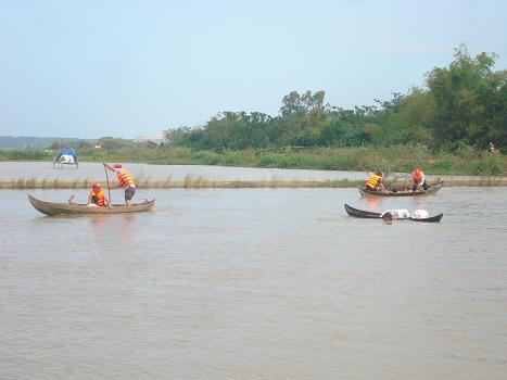 Cứu người dân gặp nạn trên sông trong lúc sơ tán khi có bão đến và đưa người bị nạn đi cấp cứu.