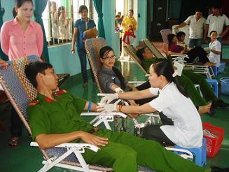 Đoàn viên, thanh niên huyện Tuy Phước tham gia hiến máu tình nguyện đợt 3 năm 2012