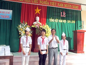Em Nguyễn Thị Thảo Hạ (đứng thứ 2 tính từ trái qua) đang nhận phần thưởng học sinh giỏi do Hội Cha mẹ học sinh trao tặng