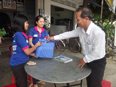 Đ/c Phạm Tích Hiếu- Phó Chủ tịch UBND huyện tặng quà cho các thanh niên tình nguyện tại các điểm Tiếp sức mùa thi tại ngã tư thị trấn Tuy Phước