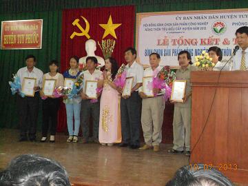Đ/c Nguyễn Thị Dọng, Phó Trưởng phòng KT-KH thừa ủy quyền UBND huyện trao giải thưởng cho các cơ sở sản xuất đã được bình chọn
