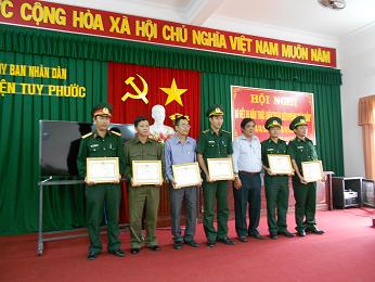 Đ/c Trần Hữu Lộc- Phó Chủ tịch Thường trực UBND huyện trao tặng Giấy khen cho các tập thể và cá nhân có thành tích xuất sắc qua 5 năm phát động phong trào quần chúng nhân dân thực hiện 