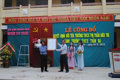 Ông Phạm Tích Hiếu, Phó Chủ tịch UBND huyện trao Quyết định đổi tên Trường THCS thị trấn Diêu Trì thành Trường THCS Trần Bá