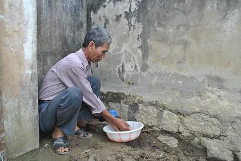 Ông Nguyễn Thanh Châu( 65 tuổi) ở Đội 5,Thôn Lạc Điền, xã Phước Thắng đang sử dụng nước sạch tại nhà.