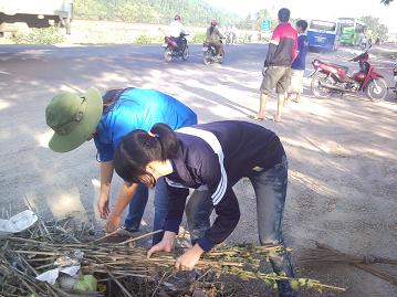 Đoàn viên thanh niên thị trấn Tuy Phước ra quân dọn vệ sinh môi trường nhân Tháng thanh niên 2013