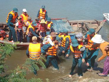Lực lượng xung kích xã Phước Thuận dùng xuồng máy đưa các em học sinh về nơi an toàn