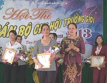 Bà Nguyễn Thị Bích Đào, Chủ tịch Hội LHPN huyện trao giải thưởng cho những cá nhân đạt giải tại Hội thi