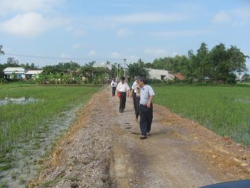 Lãnh đạo huyện kiểm tra thực tế việc xây dựng nông thôn mới tại thôn Định Thiện Đông (xã Phước Quang)
