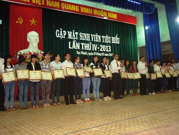 Đ/c Mai Văn Ngọc,  Phó Bí thư Thường trực Huyện ủy, Trưởng Ban Tổ chức gặp mặt sinh viên tặng giấy khen và phần thưởng cho các sinh viên tiêu biểu