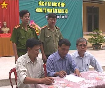 Chủ tịch UBND thị trấn Diêu Trì, Hiệu trưởng và Chủ tịch Hội cha mẹ học sinh ký quy chế hoạt động của mô hình.