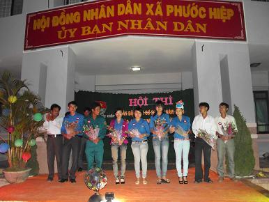 Đồng chí Mang Đức Thuận – Bí thư Đảng ủy xã tặng hoa cho các đội dự thi