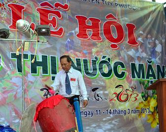 Ông Phạm Tích Hiếu, Phó Chủ tịch UBND huyện, Trưởng ban Ban Chỉ đạo Lễ hội Đô thị Nước Mặn đánh trống khai mạc Lễ hội.