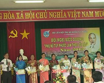 Khen thưởng cho các tập thể và  cá nhân đã có thành tích xuất sắc trong công tác năm 2013