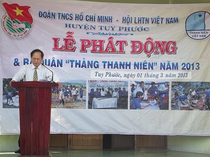 Đồng chí Phạm Tích Hiếu – UV Ban Thường vụ Huyện ủy, Phó Chủ tịch UBND huyện phát biểu chỉ đạo tại buổi lễ ra quân “Tháng Thanh niên” năm 2013
