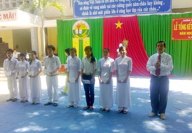 Ông Mai Văn Ngọc, Phó Bí thư Thường trực Huyện ủy – Chủ tịch HĐND huyện trao thưởng cho học sinh giỏi cấp tỉnh.