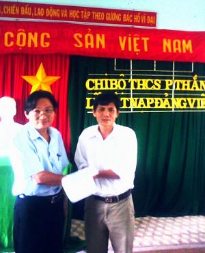 Chi bộ trường THCS Phước Thắng, Đảng bộ xã Phước Thắng trực thuộc Đảng bộ huyện Tuy Phước làm lễ trao Quyết định kết nạp đảng viên mới.