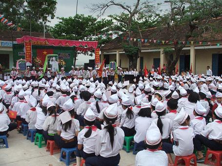Quang cảnh buổi lễ đón nhận Bằng công nhận trường chuẩn Quốc gia giai đoạn 2001 – 2010 của Trường THCS Phước Hòa