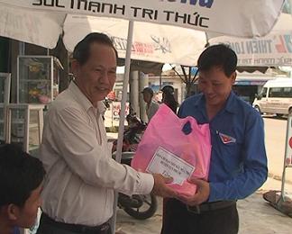 Đ/c Phạm Tích Hiếu Phó, Chủ tịch UBND huyện tặng quà các đội thanh niên tình nguyện tiếp sức mùa thi năm 2012