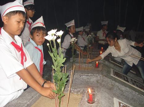Các Đội viên và cháu ngoan Bác Hồ huyện Tuy Phước thắp nến tri ân các anh hùng liệt sĩ tại nghĩa trang liệt sĩ huyện