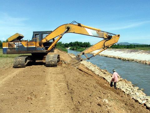 Thi công gia cố đê sông Kôn. Ảnh: đê sông thuộc thôn Mỹ Cang, xã Phước Sơn