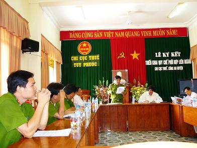Tổ công tác liên ngành huyện Tuy Phước ký kết quy chế phối hợp hổ trợ thu thuế 
