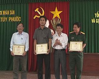 Đ/c Nguyễn Đình Huệ, Chủ tịch UBND huyện trao tặng giấy khen cho các tập thể và cá nhân đã có thành tích xuất sắc trong công tác tuyển chọn, gọi công dân nhập ngũ năm 2012