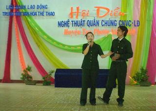 Tiết mục song ca của xã Phước Thành tại Hội diễn nghệ thuật quần chúng năm 2010 do Liên đoàn Lao động huyện Tuy Phước tổ chức.