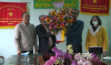 Đồng chí Nguyễn Hùng Tân – Phó Chủ tịch UBND huyện tặng hoa và gửi lời chúc mừng ngành Y tế huyện