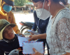 Đại diện DNTN Tiệm Vàng Dũng tặng quà cho các hội viên Hội người mù có hoàn cảnh khó khăn trên địa bàn huyện Tuy Phước
