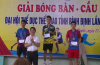 Đồng chí Bùi Trung Hiếu - Phó Giám đốc Sở VH&TT tỉnh trao giải cho VĐV đạt giải môn cầu lông – đơn nam
