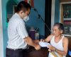 Đồng chí Nguyễn Văn Quí, Phó Trưởng phòng Lao động - TB&XH huyện thăm và tặng quà người khuyết tật có hoàn cảnh ĐBKK ở TT Tuy Phước