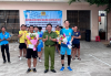 Đồng chí Nguyễn Văn Đây – Trưởng Công an huyện trao giải cho các đội