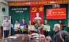 Đồng chí Nguyễn Đình Thuận - Phó Bí thư Thường trực Huyện ủy trao tặng Huy hiệu Đảng cho các Đảng viên