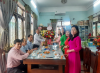 Đồng chí Nguyễn Đình Thuận - Phó Bí thư Thường trực Huyện ủy tặng hoa chúc mừng Hội LHPN huyện