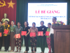 Ông Trần Huy Trang - Phó Giám đốc Trung tâmGDNN Công đoàn Bình Định trao chứng chỉ cho các học viên hoàn thành khóa học