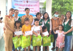 Chi hội Bảo trợ Bệnh nhân nghèo Bác Ái Tuy Phước phối hợp Phòng Cảnh sát giao thông tỉnh Bình Định tặng quà cho các bệnh nhân nhi tại Trung tâm Y tế huyện