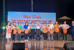 Đồng chí Huỳnh Thị Anh Thảo - Phó Giám đốc Sở Văn hóa và Thể thao và đồng chí Nguyễn Hùng Tân - HUV, Phó Chủ tịch UBND huyện  trao cờ lưu niệm cho các đội thi