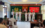 Đồng chí Trưởng Công an huyện trao Quyết định cho các đồng chí thăng cấp hàm