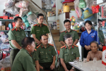 Đoàn Công an tỉnh Bình Định đến thăm và trao tặng quà cho Mẹ VNAH Trương Thị Yến ở thôn Tư Cung