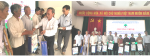 Ông Nguyễn Văn Hùng, Trưởng ban Ban đại diện Hội Người cao tuổi tỉnh tặng quà cho các cụ có HCKK trên địa bàn huyện