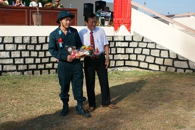 Đ/c Nguyễn Đình Huệ - Tỉnh ủy viên, Bí thư huyện ủy tặng hoa cho Tân binh