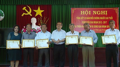 Đ/c Mai Văn Ngọc, Bí thư Huyện ủy trao tặng Giấy khen cho tập thể có thành tích tiêu biểu trong phong trào thi đua người cao tuổi sản xuất kinh doanh giỏi
