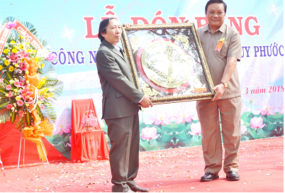 Ông Lê Kim Toàn- Phó Bí thư Thường trực Tỉnh ủy, Trưởng đoàn đại biểu Quốc hội tỉnh tặng quà lưu niệm