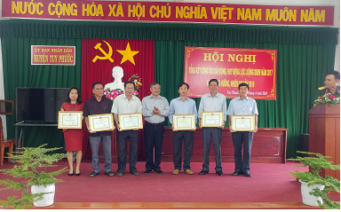 Đ/c Nguyễn Đình Thuận- Chủ tịch UBND huyện trao tặng giấy khen cho  tập thể, cá nhân đạt thành tích xuất xắc năm 2017.
