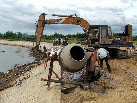 Công trình đê sông Gò Chàm (hạ lưu đập dâng Hạ Bạc) đạt giá trị xây lắp trên 90%